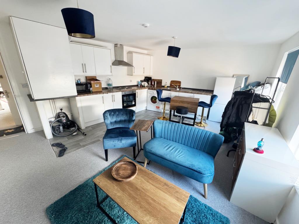 Lot: 82 - FREEHOLD BLOCK OF THREE FLATS FOR INVESTMENT - Flat 3 - Kitchen -Living room